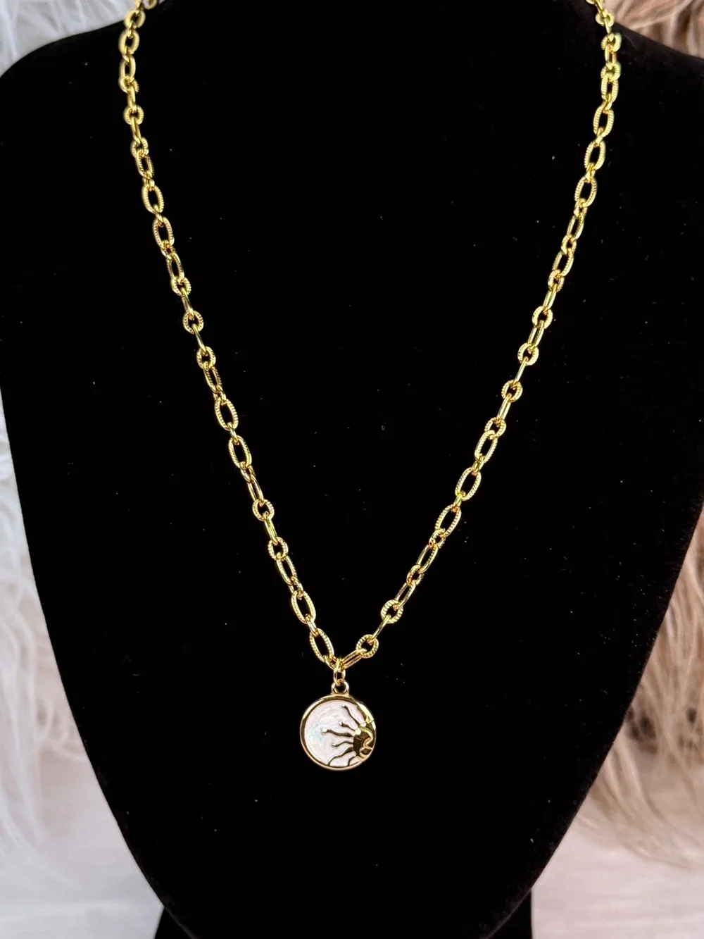 K18 Stamped Gold Tone Sun Medallion Pendant Necklace Textured Link Chain